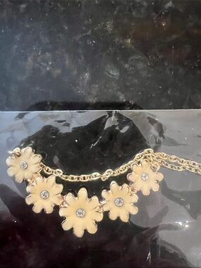NWT Amrita Singh Gold Tone Floral Necklace with Light Yellow Flowers. 15-16 inch